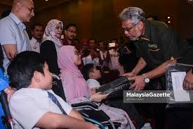 Hadiah yang disediakan oleh pihak sekolah sewajarnya meliputi kecemerlangan pelajar dalam mata. Khalid Samad Sampaikan Anugerah Pelajar Cemerlang Yayasan Wilayah Persekutuan 2019