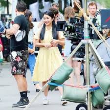 Um dia, essas cartas são misteriosamente enviadas para os meninos sobre os quem ela escreve, virando sua vida de cabeça para baixo. Veja Fotos Dos Bastidores Da Sequencia De Para Todos Os Garotos Que Amei Jetss