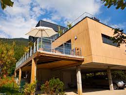 Lorsqu'on parle de maison sur pilotis, on pense, le plus souvent, à ces constructions typiques des villes et des villages de l'asie situés dans l'eau. Maison Sur Pilotis Les Architecteurs