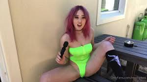 Saizneko shows her creamy cunt in leaked Onlyfans video