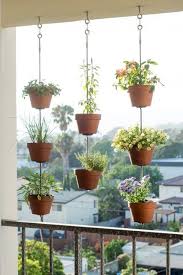 Vertikale Garten Ideen Hangende Tongefasse Fur Ihre Pflanzen In 2020 Vertical Garden Diy Apartment Patio Gardens Balcony Plants