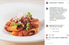 Quando il riso è ormai a temperatura ambiente andate a formare delle palline (circa 70 gr cadauna) farcite con basilico, mozzarella e ragù napoletano. Le Ricette Da Casa Degli Chef Stellati Contro Il Coronavirus Food Service