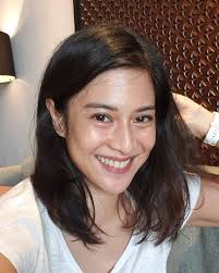 Aurel hermansyah merupakan seorang penyanyi dan ia merupakan anak dari musisi anang hermansyah dan penyanyi krisdayanti. Dari Nia Ramadhani Sampai Aurel Hermansyah Berikut 5 Potret Artis Yang Tetap Cantik Meski Tanpa Makeup