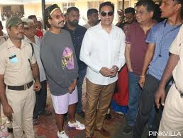 Lok Sabha Elections 2019 Ranveer Singh Patiently Waits In Line With His Dad To Cast His Vote In Mumbai Pinkvilla Ranveer singh touched deepika's dad's feet.