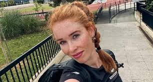 Antoinette de Jong bij de keel gegrepen door zusje Michelle; Coen Rijpma  kijkt geamuseerd toe