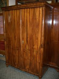 Der bodenbelag aus holz kann wärme und gemütlichkeit in einen raum bringen, zwar mit vielen verschiedenen holzarten und farbtönen. Biedermeier Nussbaum Schrank 2 Turig Antike Mobel Antiquitaten Restauration Bracciali Munchen