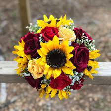 Yellow bridesmaid dresses and white bridal gown are great choices. Rose And Sunflower Bouquet Bride Bouquet Sunflower Bouquet Sunflower And Rose Bride Bouquet Wedding Flowers Rose Sunflowers In 2021 Rose Bride Bouquets Sunflower Bridal Bouquet Sunflower Bridesmaid Bouquet