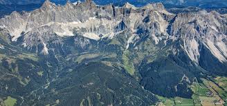 Keletről magyarország és szlovákia, északról csehország és németország, nyugatról svájc és a két ország közé beékelt liechtenstein, délről pedig olaszország és szlovénia határolja. Ausztria 10 Legszebb Kilatohelye