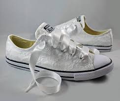 Bei fragen, zum beispiel bei der gestaltung ihrer karten zur hochzeit oder irgendwelcher unklarheiten, steht ihnen unser kostenloser kundenservice immer. Bridal Converses Lace Converse Wedding Tennis Shoes Wedding Converse Bridal Converse Conve Converse Hochzeit Converse Hochzeitsschuhe Schuhe Hochzeit