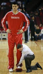 John daly meeting yao ming. Have Some Perspective 15 Pictures Of Nba Players Making Regular People Look Tiny Viral Hoops