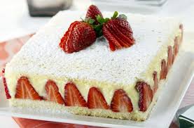 La torta con panna e fragole farcita alla crema è un dolce con base di una torta margherita invece del classico pan di spagna, perfetta in periodo di fragole e per le feste estive. Torta Di Fragole Con Crema Chantilly Parliamo Di Cucina