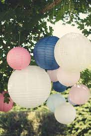 Outdoor Wedding Decoration Idea These Colorful Paper Lanterns Are Decoracoes De Casamento No Jardim Casamento Cor De Rosa Tendencia De Decoracao De Casamento