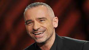 Music video by eros ramazzotti performing più bella cosa. Eros Ramazzotti Abbraccia La Donna Della Sua Vita Piu Bella Cosa Non C E