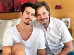 Enzo celulari rekindled the rumors of an alleged courtship with bruna marquezine at dawn on monday (8), after declaring himself to the actress in a post on Enzo Celulari Posta Foto Do Nascimento No Colo De Edson Te Amo Papai