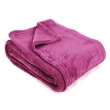 La couverture est un indispensable à avoir sous la main dans sa chambre ou même son salon. Couverture Apollo Microfibre 220x240 Cm Violet Prune Linnea Linge De Maison Et