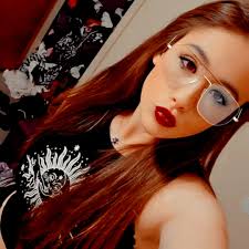 🔗: bit.ly/4oWGBPh #DieMyLove star Jennifer Lawrence revealed which  Kardashian sister "drives [her] nuts" — and explained why 👀 — despite  being an unabashed fan of the family.