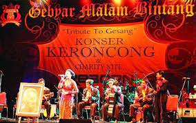 Setelah portugis meninggalkan indonesia keroncong masih tetap di mainkan oleh pribumi. Keroncong Musik Kita Kebanggaan Kita