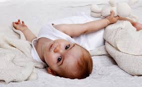 Für das erste mal vom rücken auf den bauch drehen, muss eine wichtige voraussetzung erfüllt sein: Baby Drehen Alles Uber Den Wichtigen Entwicklungsschritt