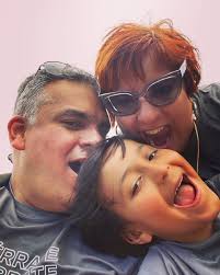 Un día te abrazarán tan fuerte, que todos tus pedazos se unirán de nuevo.  Esperamos que hayan tenido un Día de las Madres maravilloso.