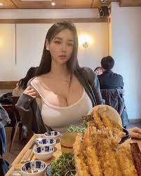 韓国モデル・キャンディ「店員さんもビックリ！」セクシーすぎる食レポを披露【画像2枚】 | EXweb