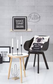 een zwart wit interieur is alles behalve saai combineer het zwart witte met accenten van verschillende materialen zoa interieur wit interieur eetkamerstoelen