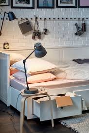 Ein Bequemes Tagesbett Fur Guten Schlaf Ikea In 2021 Tagesbett Kleine Zimmer Haus Deko