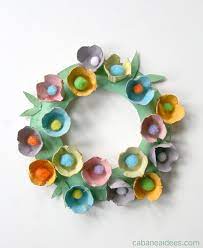 Que çe soit pour le printemps, l'été, une fête ou une grande occasion, ne manquez pas notre gamme de jolies couronnes de fleurs éthiques et écologiques ! Une Couronne De Fleurs Dans Des Boites D Oeufs Cabane A Idees