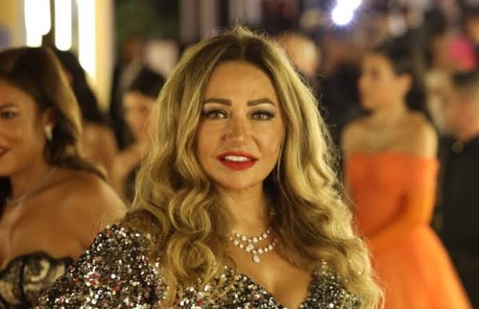 ليلى علوي تنجو من السقوط على السجادة الحمراء لمهرجان الجونة (فيديو) | خبر |  في الفن
