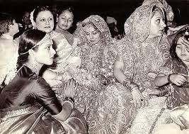 Blast From The Past Neetu Singh S Wedding Pic Also Spotted Rekha Babita Karisma Neetu Singh Bollywood Pictures Bollywood Stars