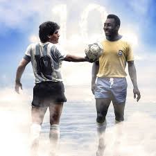 Pelé en el 2020 tras la muerte de Diego Armando Maradona: “Espero que algún día podamos jugar al fútbol juntos en el cielo”. Disfruten de ese partido allá arriba, leyendas. ❤️