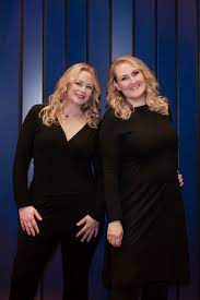 Een van de bekendste vrouwenstemmen. Eline Maarse En Hannelore Zwitserlood Brengen Boek Uit Over De Radiowereld