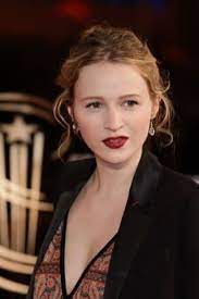 Çocukken, théret öğretmen olmayı ve ardından oyuncu olmayı arzuladı. Christa Theret Movies Age Biography