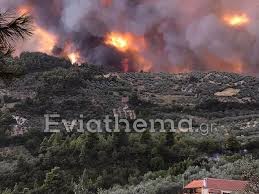 Μεγάλη φωτιά έχει ξεσπάσει στη λίμνη της εύβοιας όπου έχουν εκκενωθεί οικισμοί. Twe0nbepq Ai6m