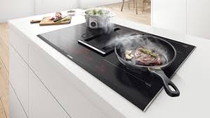 Der Integrierte Dunstabzug Des Induktionskochfeldes Der Serie 8 Von Bosch Sitzt In Der Mitte Zwischen Den Herdfelde Dunstabzugshaube Neue Kuche Perfektes Steak