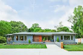 In This Q Amp A Holly Schoolmeester Reveals All The Mid Mod Details And Tales Behind Her Ranch House Exterior Mid Century Modern Exterior Mid Century Exterior