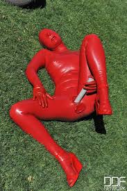 Connu également en tant que : Sandy K In Red Latex Suit