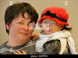 Enfant à l'hôpital avec sa mère. Ce garçon de Madagascar est sur le point  de subir une chirurgie cardiaque fourni par l'ONG française La C Photo  Stock