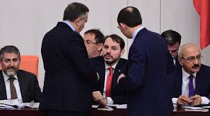 Türkiye ekonomisinin en güçlü çıpasının kamu maliyesi olduğunu belirten bakan elvan, türkiye dünyadan pozitif ayrışmaya devam edecek. Albayrak Sonrasi Yeni Ekonomi Bakani Mehmet Simsek Mi Oluyor