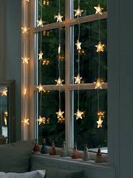 Bildergebnis Fur Tannenzweig Deko Fenster Weihnachtsdeko Lichterketten Weihnachtsdekoration Ideen Fensterdeko Weihnachten