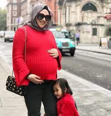 Hari pertama masuk sekolah, anak kembar zizie ezette, bung mokthar lari panjat pagar seronok dengar cerita datin seri zizie izette jawab 50 soalan dari nona terutama tentang mengandung anak. 5 Selebriti Bakal Menimang Cahaya Mata Tahun 2018