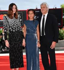 «spero che tu mi abbia perdonato, la colpa non era di kasia smutniak». Sophie La Figlia Di Pietro Taricone Per La Prima Volta Sul Red Carpet Con Mamma Kasia E Domenico Procacci E Identica Al Papa