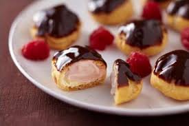 Choux A La Creme Aux Framboises Sauce Chocolat Caramel Recette De Choux A La Creme Aux Frambois Recette De Chou A La Creme Caramel Pour Choux Caramel Facile