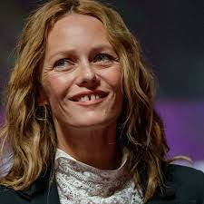 Maybe you would like to learn more about one of these? Vanessa Paradis Robe Hippy Et Cheveux Boucles Elle S Eclate En Concert Avec M Femme Actuelle Le Mag