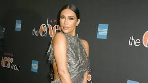 Kardashian west was an early adopter of instagram in 2010, and her choice to share her outfits and life on social media helped to change the nature of celebrity fashion. Kim Kardashian West Dieses Besondere Outfit Hutet Sie Seit 2007
