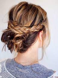 Traitees En Mode Coiffe Decoiffe Les Coiffures A Base De Tresses Font Souvent Mouche Cheveux Mi Long Coiffure Cheveux Mi Long Coiffure