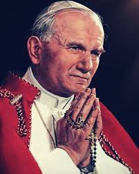 Tres Papas, una misma devoción: el Santo Rosario San Juan Pablo II lo llamó  “mi oración predilecta” y nos enseñó a contemplar el rostro de Cristo con  el corazón de María. Con