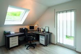 Geraumiges Buro Mit Eckschreibtisch Unter Dachschrage Zimmer Einrichten Jugendzimmer Bodentiefe Fenster Eckschreibtisch