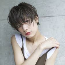 甘め服にマッチ ハンサムショート が色っぽい レディース パーマヘア ショートのヘアスタイル ハンサムショート