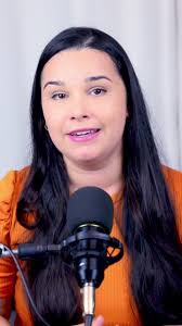 Procure no tradutor a expressão: a piece of cake , E aí? O que o tradutor  entregou ? , Aposto que foi : um pedaço de bolo., E aí será que realmente  significa isso ? , Confira no vídeo e me conte o que ...