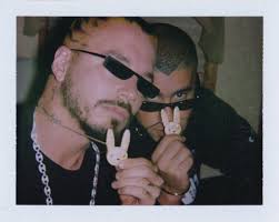 #oasis #unboxing #superbowl aqui tienen el unboxing al vinyl del album oasis de bad bunny & j balvin asi como la reaccion a su presentacion en el super. How J Balvin And Bad Bunny Made Their Surprise Album Oasis The New York Times